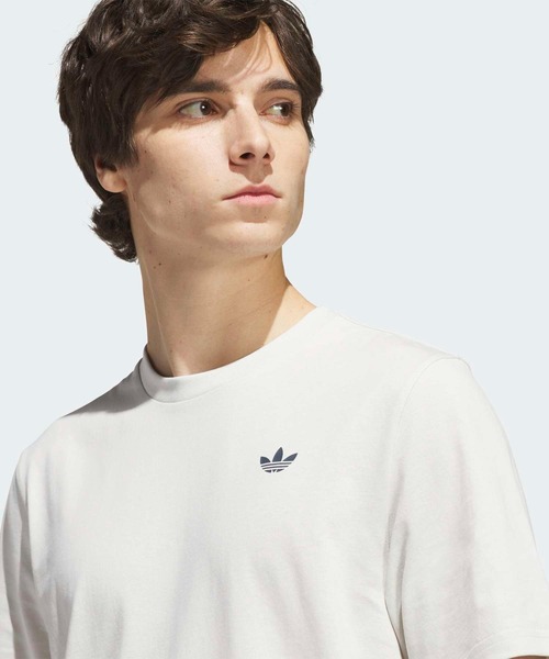 adidas（アディダス）の「SKATEBOARDING CAMO LOGO TEE / アディダスオリジナルス adidas Originals（Tシャツ/カットソー・メンズ・グレー・MEDIUM/SMALL/X-SMALL/3XL/LARGE/X-LARGE）」の5枚目の写真