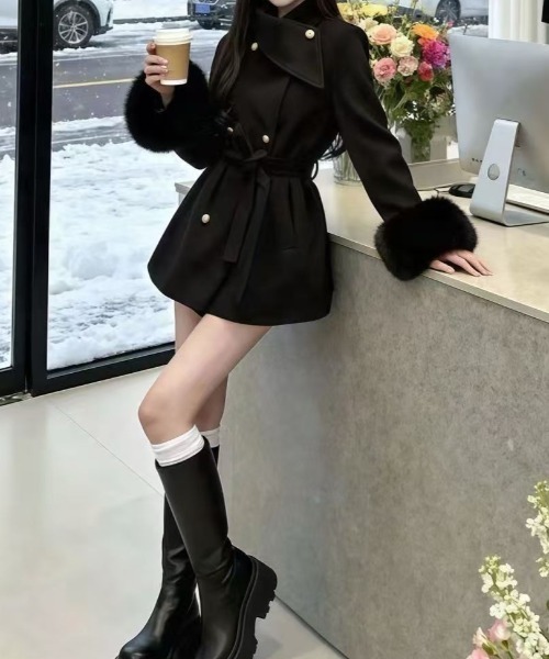 Mejoul(メジュール)の「【2026秋冬新作】金ボタン袖ファー付き変形スタンドカラーシャギーコート(ダウンジャケット/コート・レディース・ホワイト/ブラック/グレー・F)」の10枚目の写真