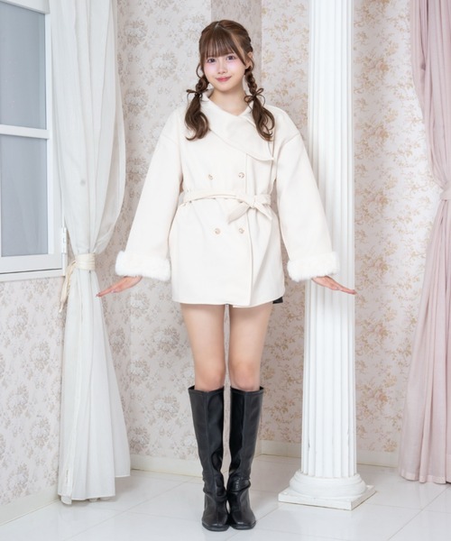 Mejoul(メジュール)の「【2026秋冬新作】金ボタン袖ファー付き変形スタンドカラーシャギーコート(ダウンジャケット/コート・レディース・ホワイト/ブラック/グレー・F)」の6枚目の写真