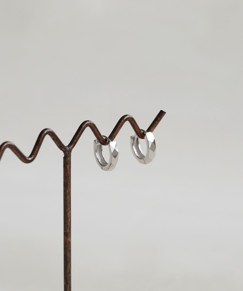 colleca la（コレカラ）の「[silver925]ダイヤカットミニフープピアス〈金属アレルギー対応〉（ピアス（両耳用）・レディース・ゴールド/シルバー・FREE）」の2枚目の写真