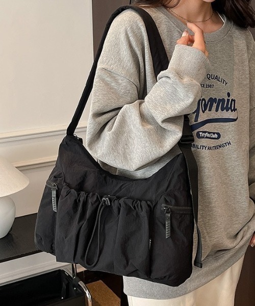 center i(センターアイ)の「多ポケットギャザーデザイン大容量ショルダーバッグ(ショルダーバッグ・レディース・ブラック・FREE)」の1枚目の写真