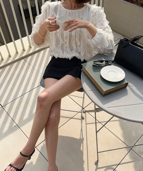FLINEA(フリネア)の「クルーネックフリル長袖トップス(Tシャツ/カットソー・レディース・ホワイト/ブラック/ライトブラウン・FREE)」の11枚目の写真