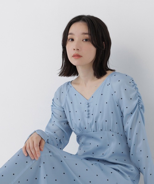 NATURAL BEAUTY BASIC(ナチュラルビューティーベーシック)の「ドットプリントワンピース(ワンピース・レディース・ベージュ系その他/ブルー系その他2・MEDIUM/SMALL)」の2枚目の写真