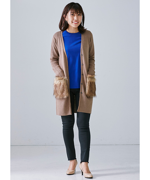 IEDIT（イディット）の「ＩＥＤＩＴ　エコファーポケットでぐっとリッチなムード漂う　軽やか仕立てのロングカーディガン（カーディガン/ボレロ・レディース・キャメル/グレー・LARGE/MEDIUM/SMALL/X-LARGE/XX-LARGE）」の3枚目の写真