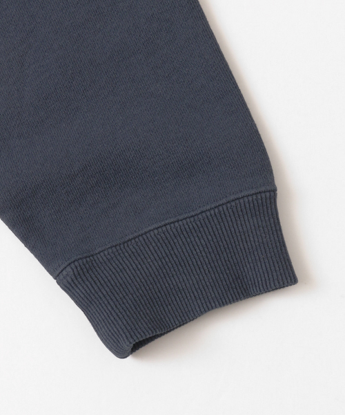 URBAN RESEARCH Sonny Label(アーバンリサーチサニーレーベル)の「MAGIC NUMBER×Sonny Label Over Dye Stitch Sweat(スウェット・メンズ・ネイビー/グレー・MEDIUM/LARGE)」の6枚目の写真