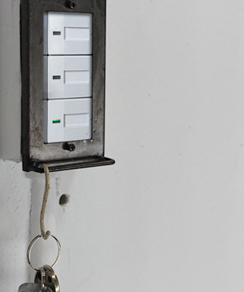 a.depeche(アデペシュ)の「iron hang bar switch plate wide / アイアンスウィッチプレート(インテリア雑貨・レディース・アンティークシルバー・FREE)」の1枚目の写真