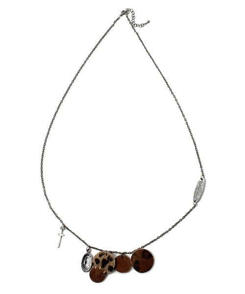 PUAL CE CIN（ピュアルセシン）の「ハラコパーツネックレス（ネックレス・レディース・アンティークゴールド/グレー・FREE）」の2枚目の写真