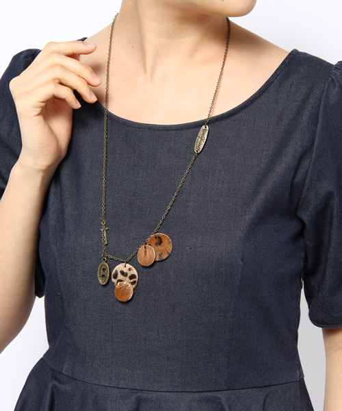 PUAL CE CIN（ピュアルセシン）の「ハラコパーツネックレス（ネックレス・レディース・アンティークゴールド/グレー・FREE）」の3枚目の写真