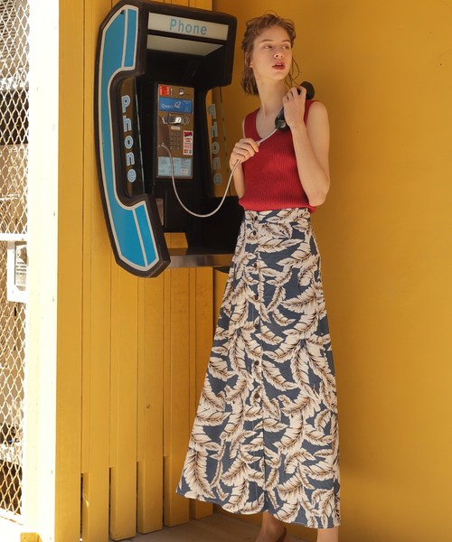 natural couture（ナチュラルクチュール）の「フロント釦ヤシ柄スカート（スカート・レディース・オレンジ/ブルー系その他/オレンジ系その他/ライトベージュ・FREE）」の3枚目の写真