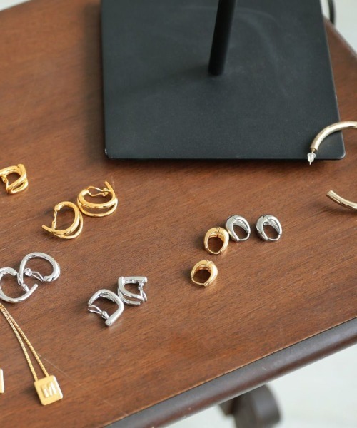 DONOBAN(ドノバン)の「ぷっくりフープピアス(ピアス(両耳用)・レディース・シルバー/ゴールド・ONESIZE)」の16枚目の写真