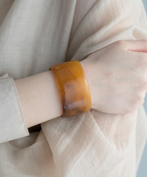 Ciki(シキ)の「マーブルワイドバングル / クリアボリュームバングル(バングル/リストバンド・レディース・ベージュ/ブラウン/クリア・FREE)」の2枚目の写真