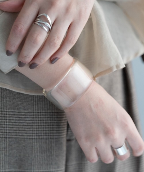 Ciki(シキ)の「マーブルワイドバングル / クリアボリュームバングル(バングル/リストバンド・レディース・ベージュ/ブラウン/クリア・FREE)」の3枚目の写真