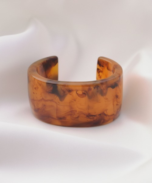 Ciki(シキ)の「マーブルワイドバングル / クリアボリュームバングル(バングル/リストバンド・レディース・ベージュ/ブラウン/クリア・FREE)」の4枚目の写真