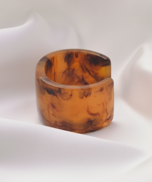 Ciki(シキ)の「マーブルワイドバングル / クリアボリュームバングル(バングル/リストバンド・レディース・ベージュ/ブラウン/クリア・FREE)」の5枚目の写真