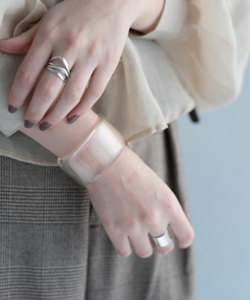 Ciki(シキ)の「マーブルワイドバングル / クリアボリュームバングル(バングル/リストバンド・レディース・ベージュ/ブラウン/クリア・FREE)」の19枚目の写真