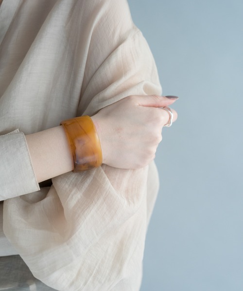 Ciki(シキ)の「マーブルワイドバングル / クリアボリュームバングル(バングル/リストバンド・レディース・ベージュ/ブラウン/クリア・FREE)」の11枚目の写真