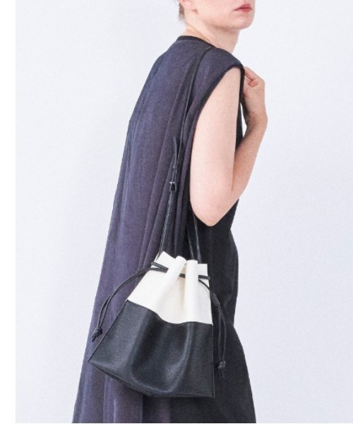 Laugoa(ラウゴア)の「HOORN ショルダーバッグ(ショルダーバッグ・レディース・ブラック/シルバーグレー/グレー/ベージュ・ONESIZE)」の18枚目の写真