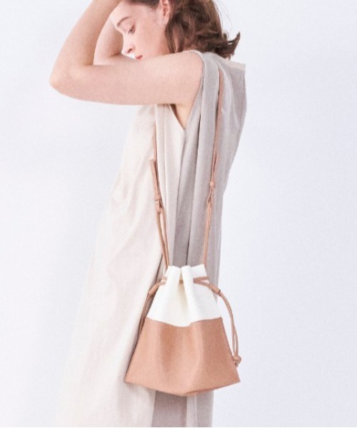 Laugoa(ラウゴア)の「HOORN ショルダーバッグ(ショルダーバッグ・レディース・ブラック/シルバーグレー/グレー/ベージュ・ONESIZE)」の21枚目の写真