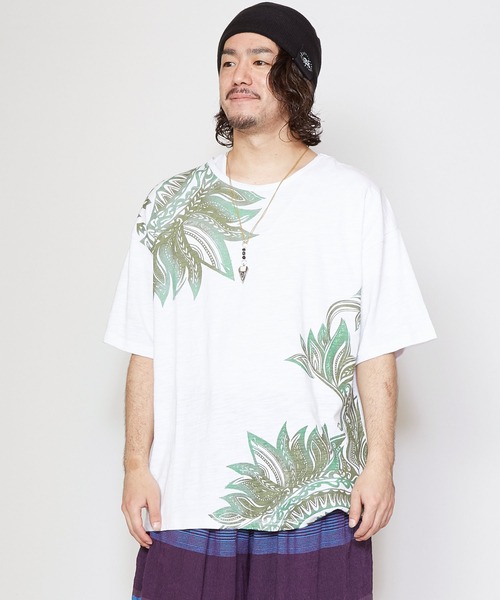 チャイハネ（チャイハネ）の「【チャイハネ】リゾートトライバルメンズTシャツ（Tシャツ/カットソー・メンズ・ベージュ/ブラック/ホワイト/グリーン/ブルー/オフホワイト/オレンジ/ライトベージュ/ダークグリーン・FREE）」の2枚目の写真