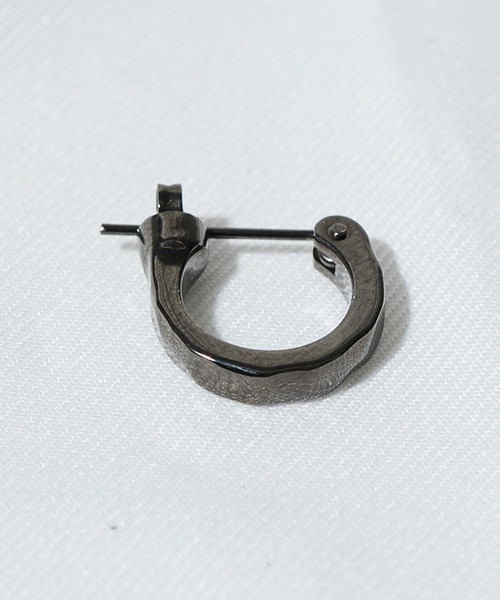 UNITED TOKYO（ユナイテッドトウキョウ）の「TフープピアスL（ピアス（片耳用）・メンズ・ブラック/シルバー・FREE）」の5枚目の写真