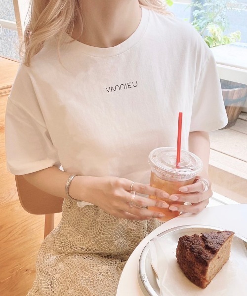 VANNIE U(ヴァニーユー)の「2WAYロゴTシャツ(Tシャツ/カットソー・レディース・ホワイト/ブラック/イエロー/ライトグリーン・FREE)」の2枚目の写真