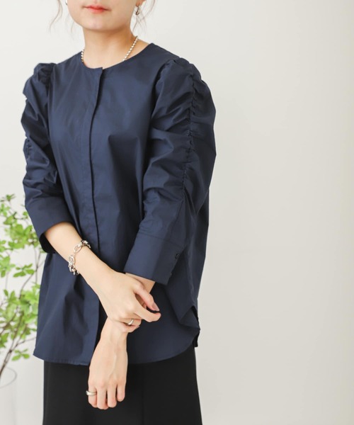 SENSE OF PLACE by URBAN RESEARCH（センスオブプレイスバイアーバンリサーチ）の「ノーカラーギャザースリーブシャツ（シャツ/ブラウス・レディース・オフホワイト/ネイビー・ONE）」の2枚目の写真