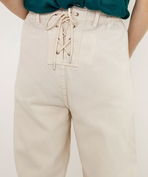 w closet（ダブルクローゼット）の「裾スリット後ろレースアップデニムパンツ（デニムパンツ・レディース・ブルー/ケミカルウォッシュ/キナリ・S/M）」の2枚目の写真