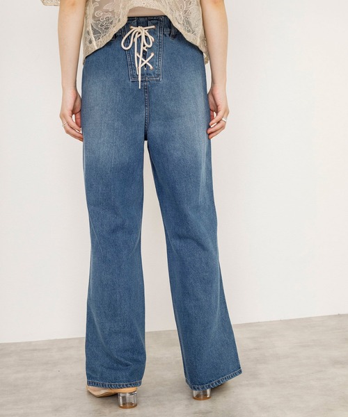 w closet（ダブルクローゼット）の「裾スリット後ろレースアップデニムパンツ（デニムパンツ・レディース・ブルー/ケミカルウォッシュ/キナリ・S/M）」の6枚目の写真
