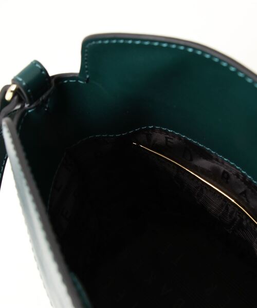 【TED BAKER】Kaelyin スタッズロゴエンボス バゲットバッグ TED BAKER】Kaelyin スタッズロゴエンボス バゲットバッグ (TED