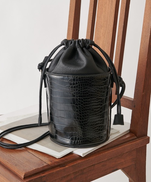 COLONY 2139（コロニートゥーワンスリーナイン）の「リサイクルレザータッチ バケツショルダーバッグ（ショルダーバッグ・レディース・ブラック/ブラウン/ベージュ・FREE）」の2枚目の写真