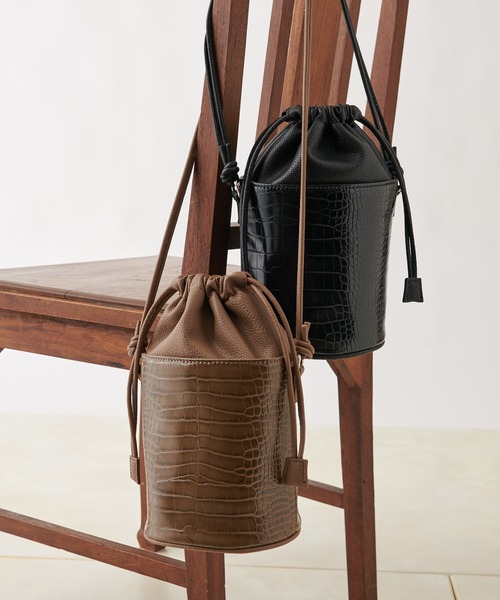 COLONY 2139（コロニートゥーワンスリーナイン）の「リサイクルレザータッチ バケツショルダーバッグ（ショルダーバッグ・レディース・ブラック/ブラウン/ベージュ・FREE）」の13枚目の写真
