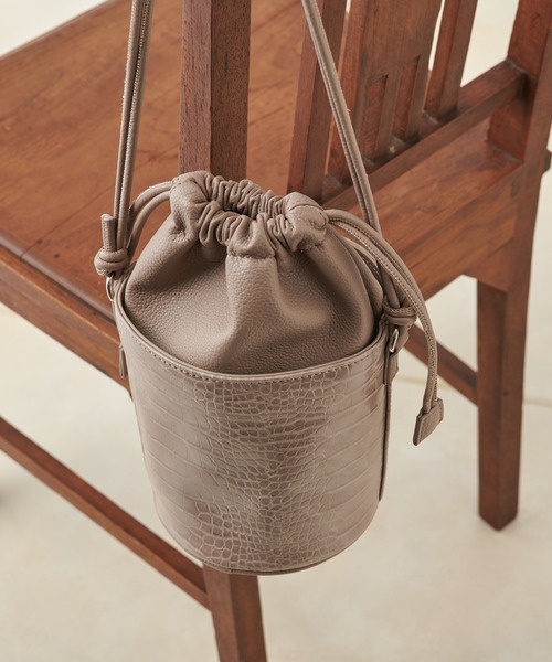 COLONY 2139（コロニートゥーワンスリーナイン）の「リサイクルレザータッチ バケツショルダーバッグ（ショルダーバッグ・レディース・ブラック/ブラウン/ベージュ・FREE）」の15枚目の写真