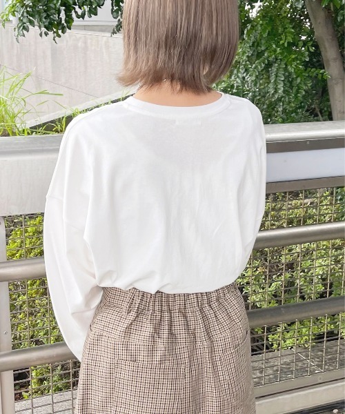 apres jour(アプレジュール)の「ショート丈プリントロンT【ZOZOTOWN限定アイテム】(Tシャツ/カットソー・レディース・アイボリー/ナチュラル/ブラック/その他/グリーン/ホワイト系その他/オフホワイト/クリーム・フリー/X-LARGE)」の12枚目の写真