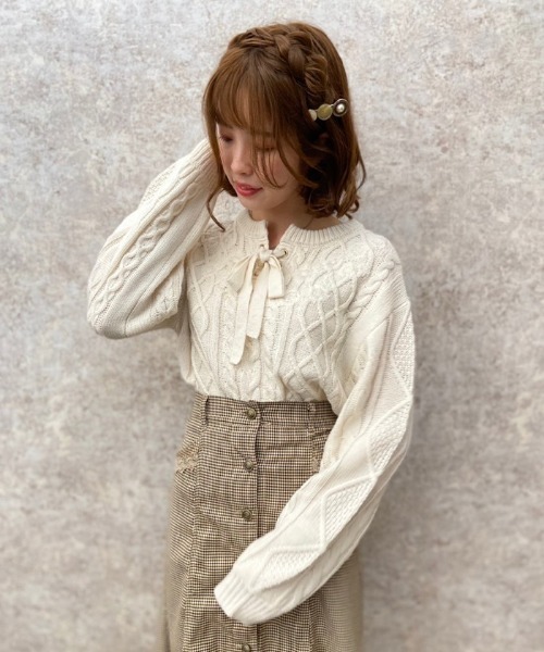 axes femme（アクシーズファム）の「レースアップ花刺繍ニットＰＯ（ニット/セーター・レディース・キナリ/グリーン/ブラック・MEDIUM）」の2枚目の写真