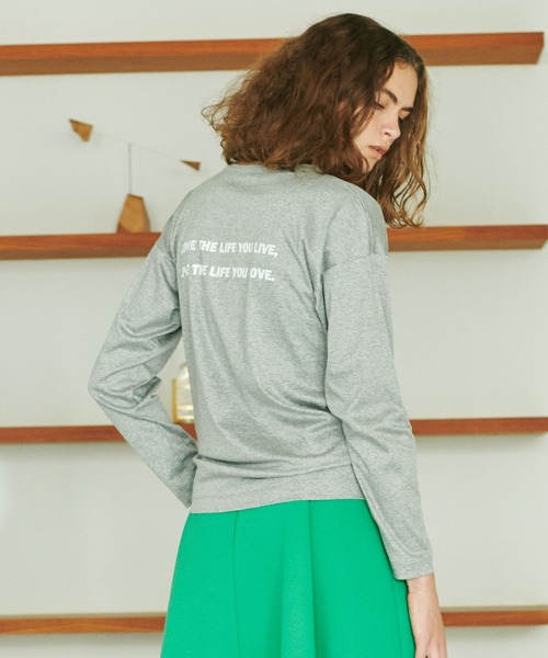 EPOCA THE SHOP（エポカザショップ）の「【川上さやか×EPOCA THE SHOP】バックロゴロングスリーブカットソー（Tシャツ/カットソー・レディース・チャコールグレー/ホワイト・38）」の2枚目の写真
