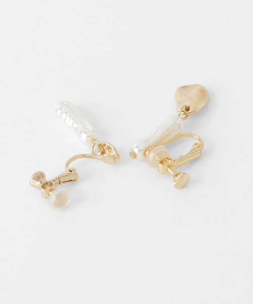 SMELLY（スメリー）の「メタルパールアシメイヤリング（イヤリング・レディース・ゴールド・-）」の2枚目の写真