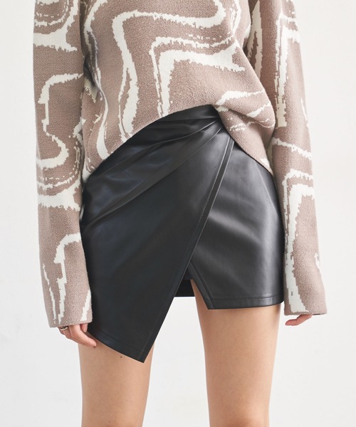 BLONDEY(ブロンディ)の「アシンメトリーフェイクレザースカパン(スカート・レディース・ホワイト/ブラック・S/M)」の3枚目の写真