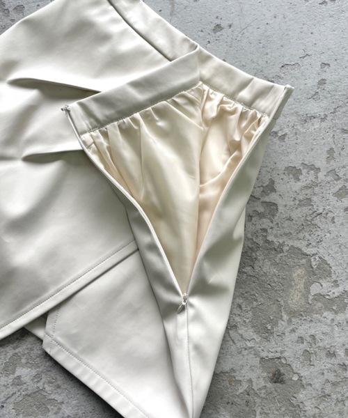 BLONDEY(ブロンディ)の「アシンメトリーフェイクレザースカパン(スカート・レディース・ホワイト/ブラック・S/M)」の9枚目の写真