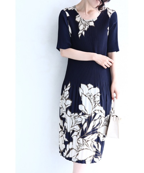 cawaii（カワイイ）の「（濃紺）凛と咲く白花のアコーディオンプリーツ