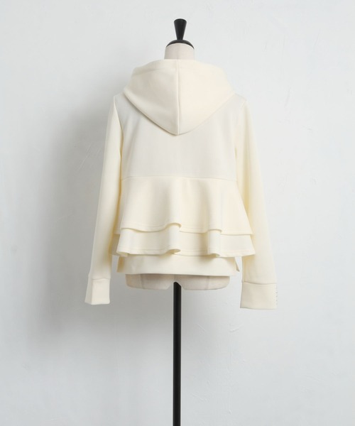 tocco closet（トッコ　クローゼット）の「袖口パール付きバックフリルパーカー（パーカー・レディース・ブラック/ベージュ・M）」の8枚目の写真
