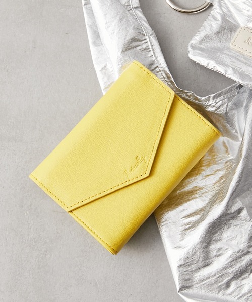 Actually（アクチュアリー）の「カウレザーウォレット B7サイズ（財布・レディース・グレイッシュベージュ/ゴールド/イエロー/ラベンダー・フリー）」の3枚目の写真