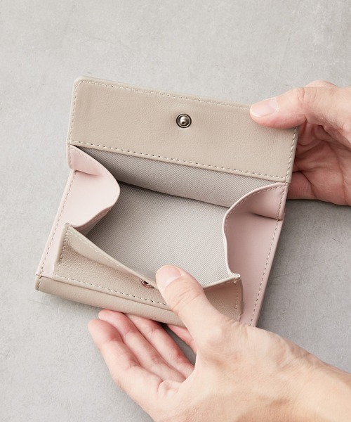Actually（アクチュアリー）の「カウレザーウォレット B7サイズ（財布・レディース・グレイッシュベージュ/ゴールド/イエロー/ラベンダー・フリー）」の22枚目の写真