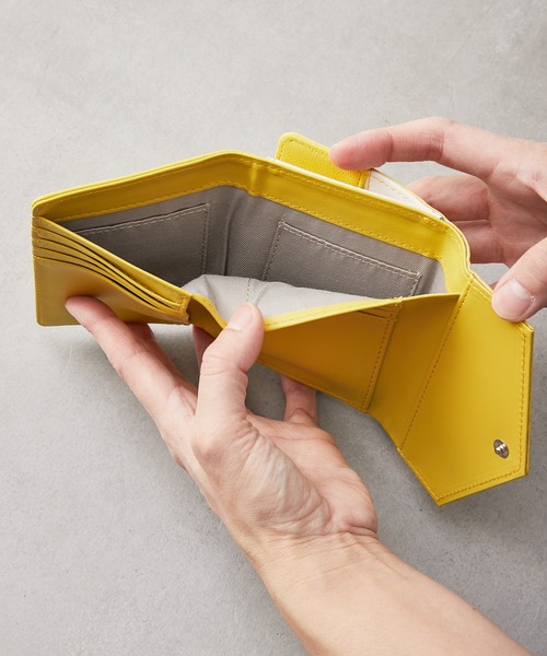 Actually（アクチュアリー）の「カウレザーウォレット B7サイズ（財布・レディース・グレイッシュベージュ/ゴールド/イエロー/ラベンダー・フリー）」の13枚目の写真