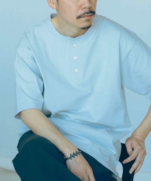 B:MING by BEAMS（ビーミングバイビームス）の「【WEB限定/UNISEX】B:MING by BEAMS / ヘビーウェイト 3ボタン ヘンリーネック Tシャツ（Tシャツ/カットソー・メンズ・オフホワイト/ネイビー/サックスブルー/ブラック/ブルー系その他・MEDIUM/LARGE/X-LARGE）」の4枚目の写真