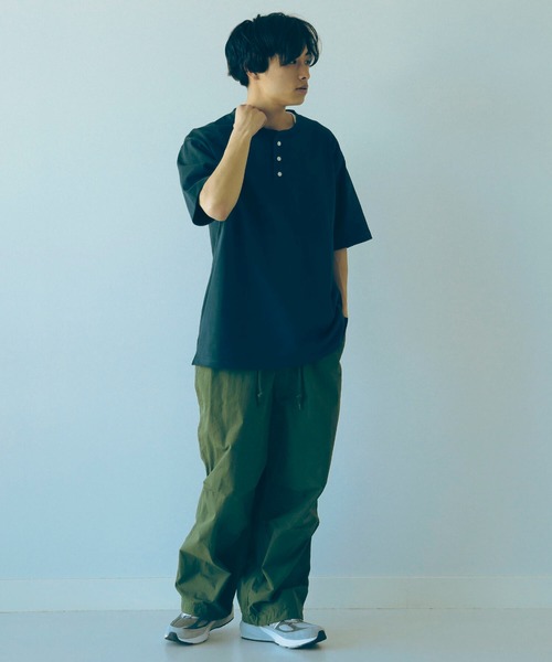 B:MING by BEAMS（ビーミングバイビームス）の「【WEB限定/UNISEX】B:MING by BEAMS / ヘビーウェイト 3ボタン ヘンリーネック Tシャツ（Tシャツ/カットソー・メンズ・オフホワイト/ネイビー/サックスブルー/ブラック/ブルー系その他・MEDIUM/LARGE/X-LARGE）」の8枚目の写真