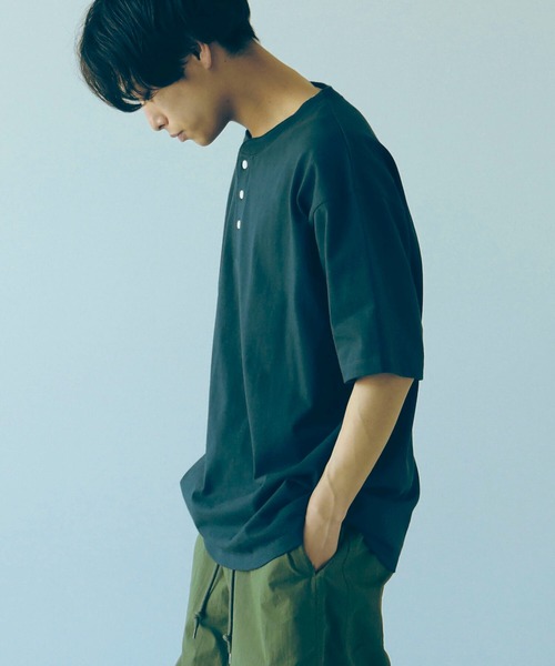 B:MING by BEAMS（ビーミングバイビームス）の「【WEB限定/UNISEX】B:MING by BEAMS / ヘビーウェイト 3ボタン ヘンリーネック Tシャツ（Tシャツ/カットソー・メンズ・オフホワイト/ネイビー/サックスブルー/ブラック/ブルー系その他・MEDIUM/LARGE/X-LARGE）」の14枚目の写真
