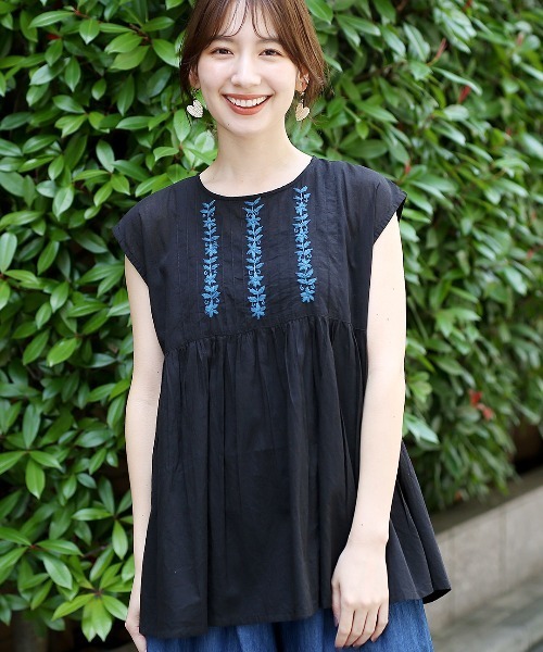 チチカカ(チチカカ)の「フロルハンド刺繍プルオーバー(シャツ/ブラウス・レディース・ホワイト/レッド/ブラック・FREE)」の1枚目の写真