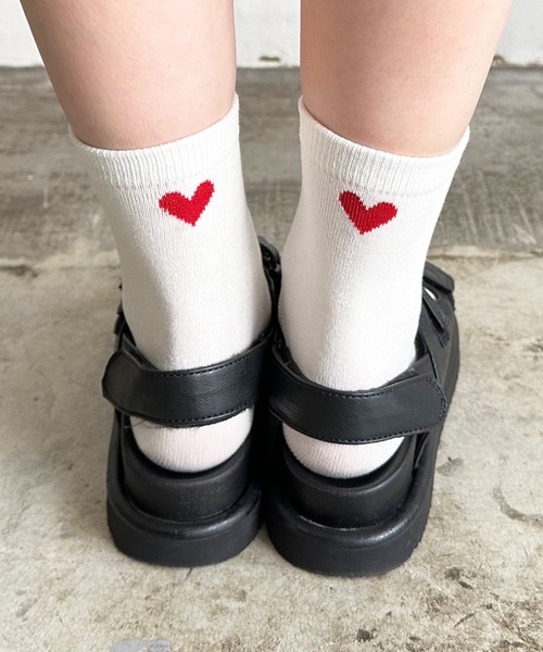 SHIZUTA（シズタ）の「SZT:後ろ バックハート　クルーソックス（ソックス/靴下・レディース・ホワイト/チャコールグレー/ブラック・FREE）」の6枚目の写真