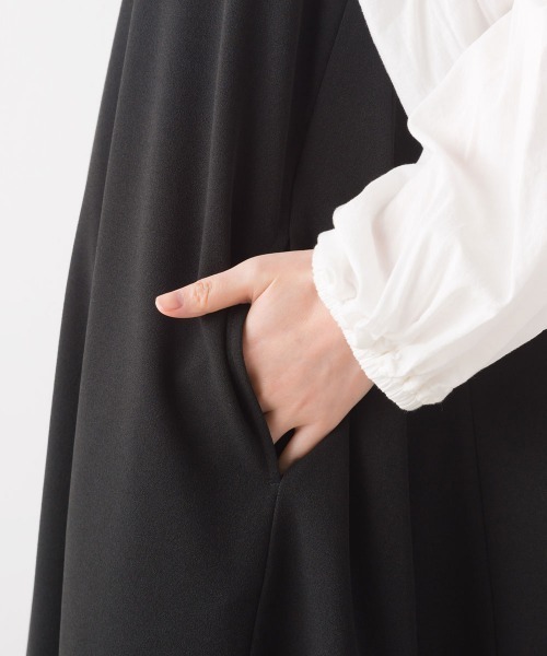 OMNES（オムネス）の「梨地Vネックフレアジャンスカ（ジャンパースカート・レディース・グリーン/モカ/ブラック・FREE）」の6枚目の写真