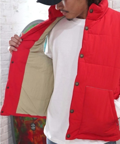 roial(ロイアル)の「VEST/ROIAL(ロイアル)2カラーデザインユニセックス対応フェイクダウンベスト(ダウンベスト・メンズ・ブラック/レッド/イエロー/グリーン・MEDIUM/LARGE/X-LARGE)」の8枚目の写真